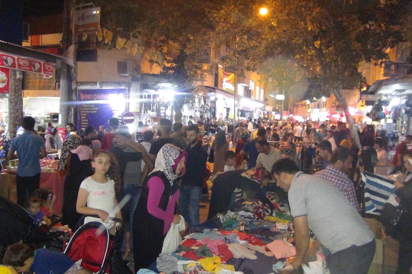 Ramazan ayının son günlerinde çarşı merkeze kurulan pazarlarda alış veriş yapan vatandaşlar “Ramazandan gereği istifade edemedik” dediler.

